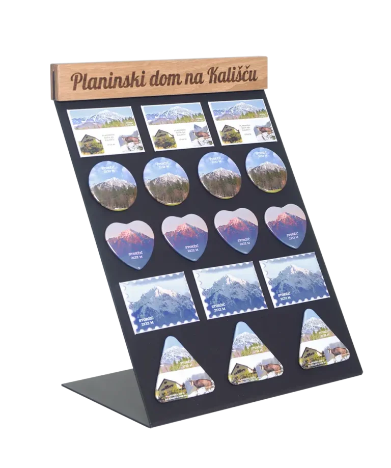 Leseni foto magnet z motivom planinske koče Kališče, ročno izdelan spominek iz Slovenije.