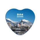Foto magnet Bled – srce oblikovan magnet z zimskim motivom Blejskega otoka, velikost 52x57 mm