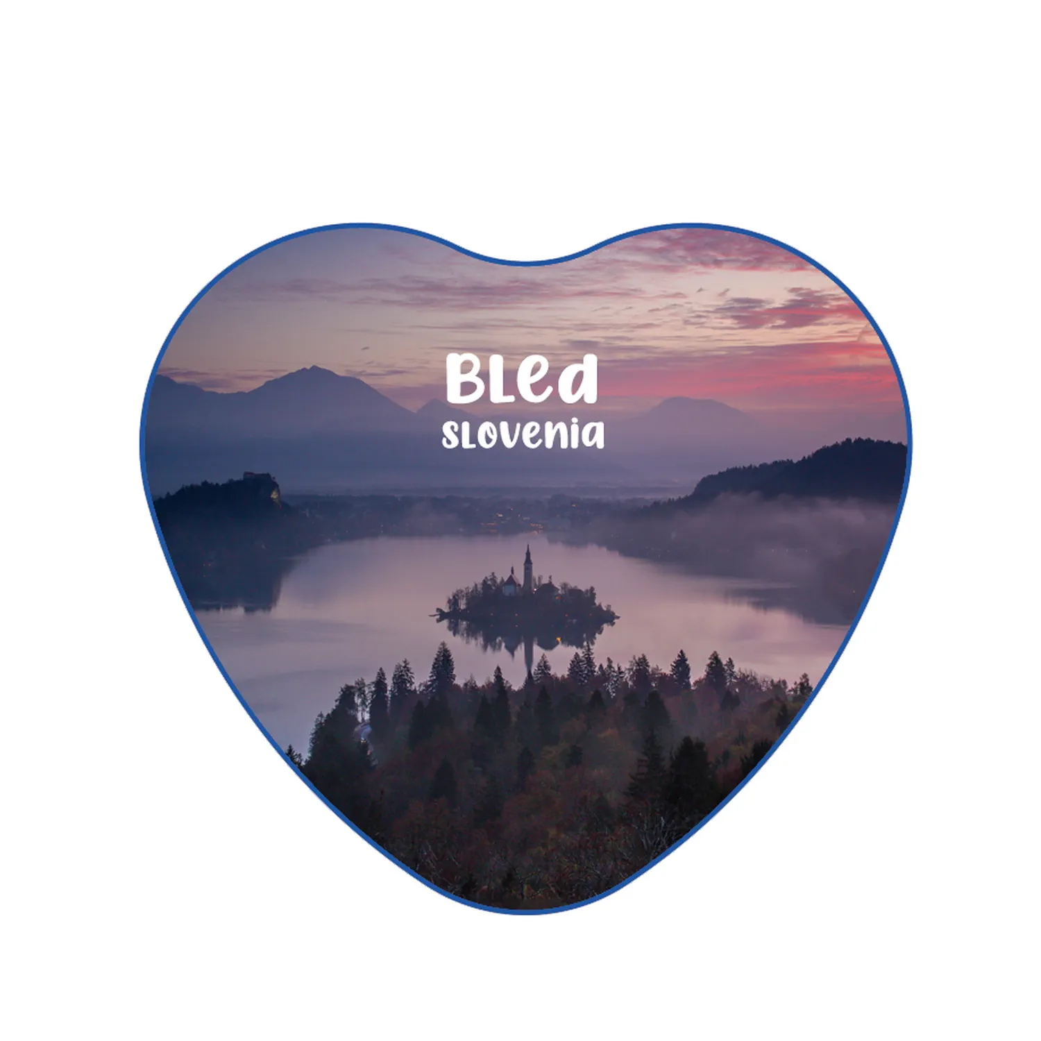 bled 15 – vzhod magnet srce Foto magnet Bled – srce oblikovan magnet s sončnim vzhodom nad Blejskim jezerom, velikost 52x57 mm