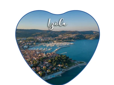 Foto magnet Izola – srce oblikovan magnet z motivom obalnega mesta, magnet 52x57 mm