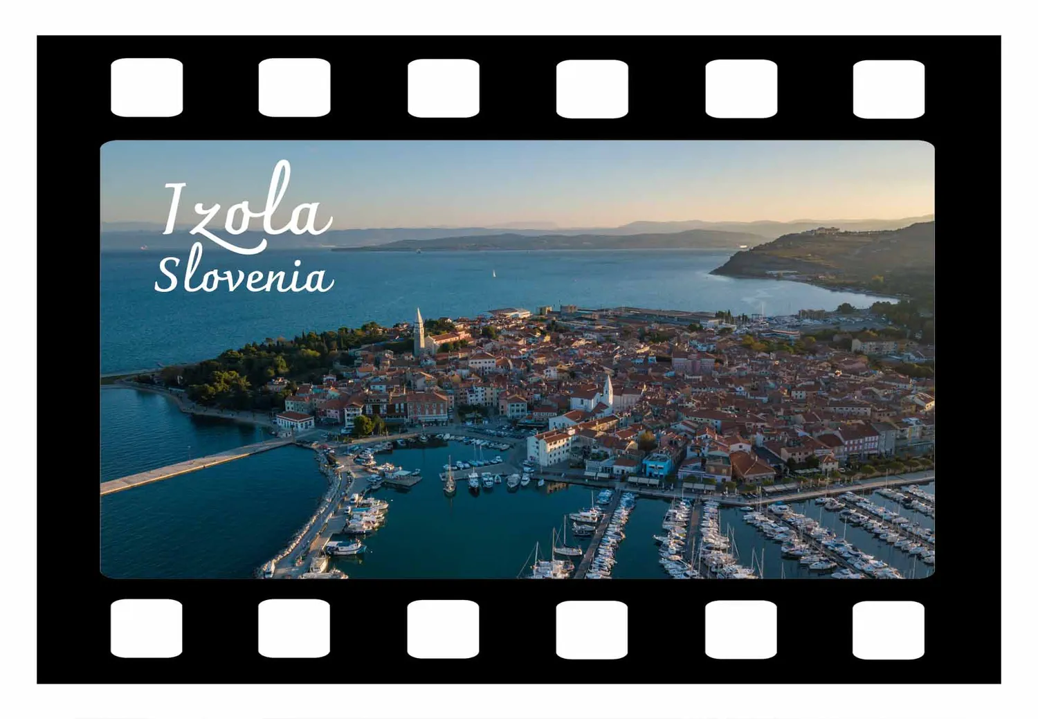 izola 5 film trak 1x ii magnet 58x75 mockup1 Foto magnet Izola – filmski trak z motivom obalnega mesta, magnet 58x75 mm