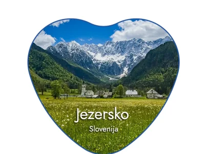 Foto magnet Jezersko – srce oblikovan magnet z motivom alpske vasi in Planšarskega jezera, magnet srce 52x57 mm